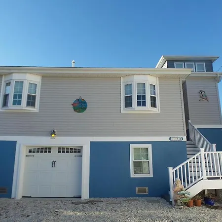 2024 Rental Available For Your Vacation Pleasure, All The Comforts You Could Imagine, Great Location!
